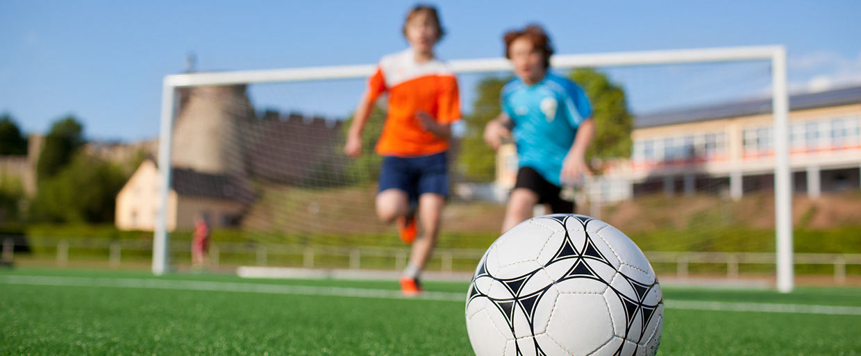 niños jugando al futbol